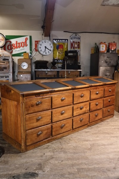 meuble de metier  long 2M40 ancien a plusieur tiroirs et vitrines de commerce